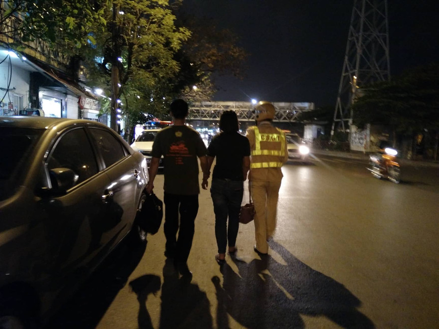 Bản tin 8H: Nghĩ quẩn, cầm kéo lên cầu Chương Dương định tự vẫn