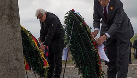 Ngoại trưởng Đức Frank-Walter Steinmeier (trái) và Ngoại trưởng Nga Sergey Lavrov đặt vòng hoa tại Đài tưởng niệm các chiến sỹ Xô Viết thiệt mạng trong Thế chiến 2 ở Volgograd. (Nguồn: AFP)
