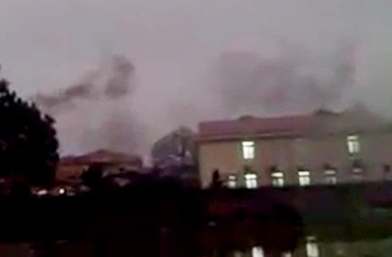 BV Đa khoa Thọ Xuân đốt rác và khói đen bay vào các khu dân cư. Ảnh cắt từ clip người dân quay.