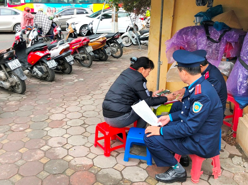 Lực lượng chức năng lập biên bản, đóng cửa điểm trông xe ô tô vi phạm tại đền Quán Thánh