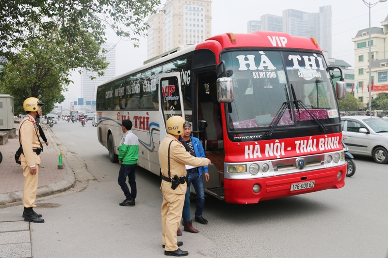 CSGT Hà Nội xử lý xe khách chạy trái, tuyến xuyên tâm trên đường vành đai 3.