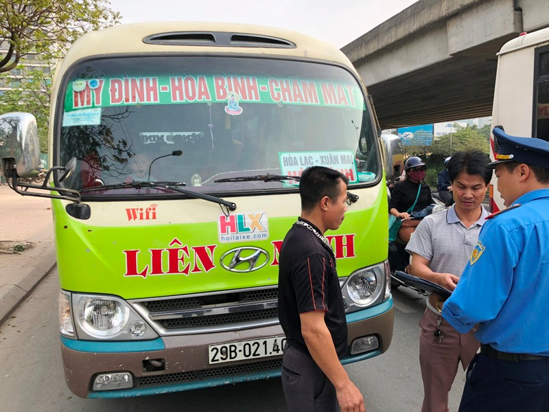 Tài xế xe khách 29B-02140 được TTGT phát hiện vi phạm và dừng xe trên đường Phạm Hùng sáng 28/3. Ảnh: T.Đảng
