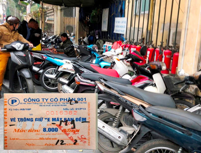 Điểm trông xe trước BV Việt Đức sử dụng vé ban đêm để trông ban ngày và thu giá cao gần gấp đôi