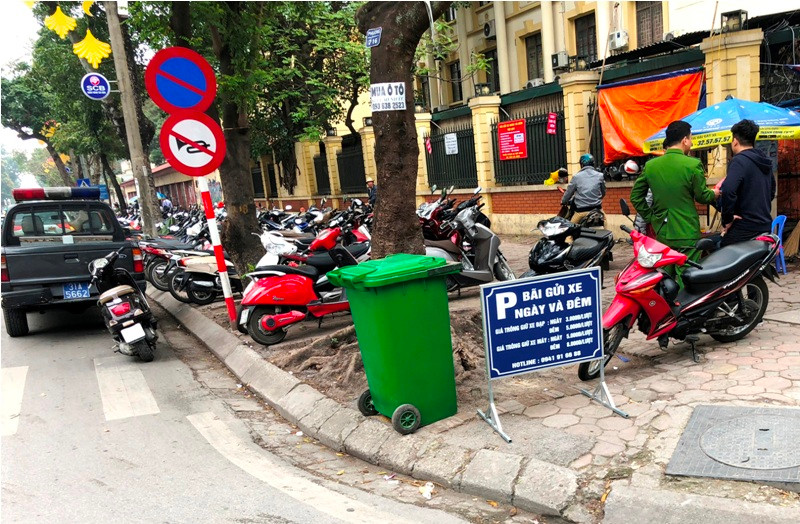 Điểm trông xe quá giá trên vỉa hè phố Hai Bà Trưng trước BV Phụ Sản TƯ bị Đội Cảnh sát trật tự 113 (CA Hoàn Kiếm) kiểm tra, lập biên bản vi phạm sáng 2/3