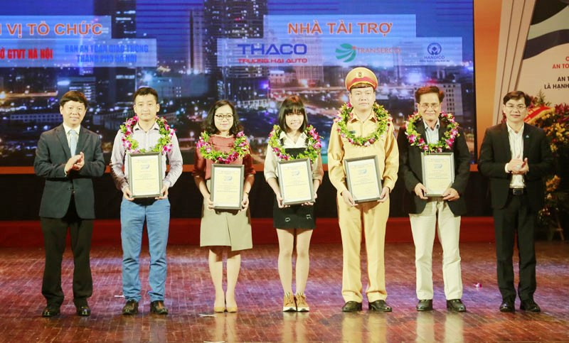 Ông Trần Thanh Lâm - Phó Vụ trưởng Vụ Báo chí Xuất bản – Ban Tuyên giáo T.Ư và lãnh đạo Sở ngành Hà Nội trao giải cho các cá nhân đạt giải