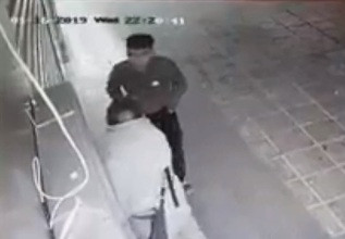 Một trong số những thanh niên trêu ghẹo, hành hung cô gái. Ảnh cắt từ video.