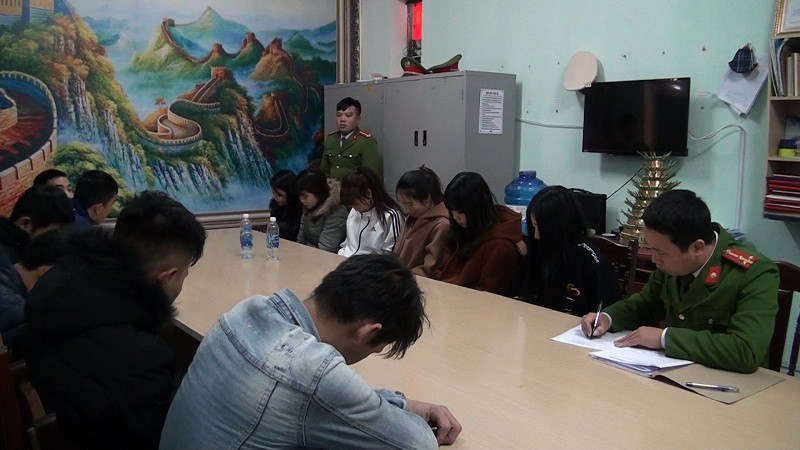 Nhóm 'nam thanh nữ tú' tại cơ quan công an. Ảnh: Công an Hưng Yên.