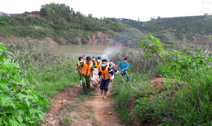 Lực lượng cứu hộ đưa thi thể nạn nhân lên bờ.