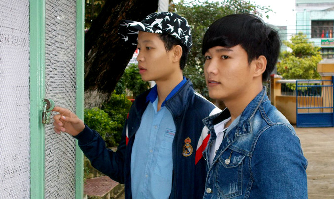 Thí sinh xem bản đồ chỉ dẫn phòng thi.