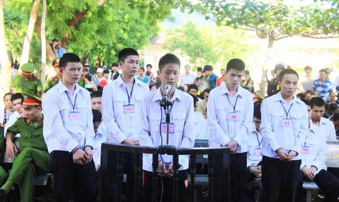 Bị cáo Vinh, Thắng, Sang, Khánh, Hải từ phải qua.