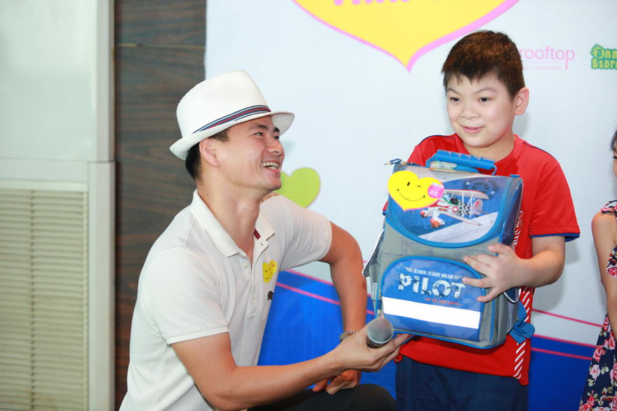 Nghệ sĩ Xuân Bắc giao lưu cùng các em nhỏ đã được Operation Smile phẫu thuật. Ảnh: H.D.