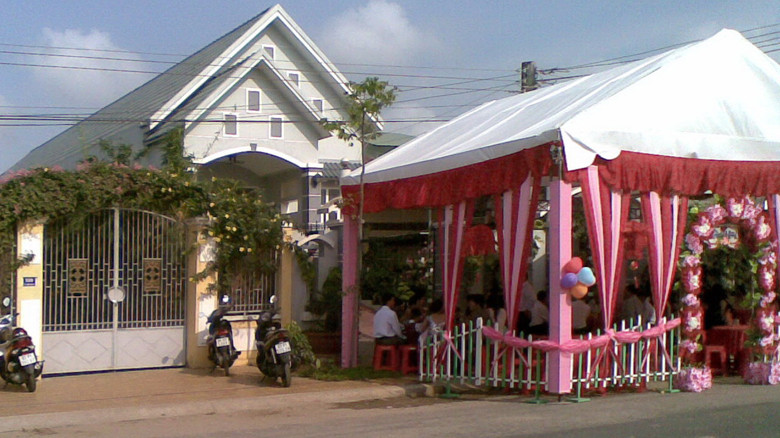 Ở nhà riêng, ông Lâm dựng rạp chiếm hết vỉa hè và một phần lòng đường. ẢNH: LX