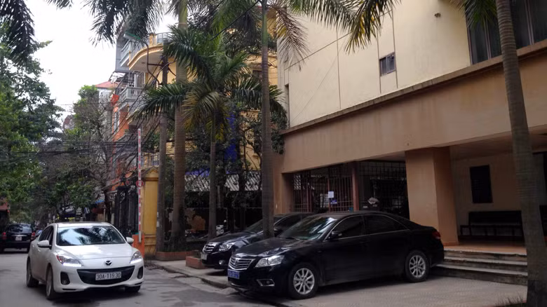 Khu nhà công vụ tại Hoàng Cầu (Hà Nội), nơi có không ít quan chức về hưu chưa trả lại nhà. Ảnh: Như Ý