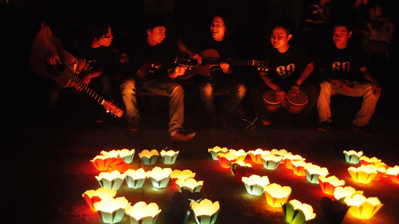 Bạn trẻ Hội An với Giờ Trái đất. Ảnh: Q.H