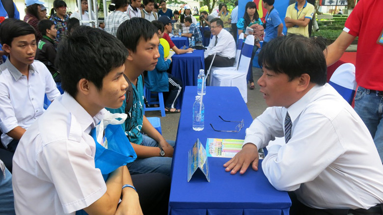 Thí sinh nghe các chuyên gia tư vấn tuyển sinh tại TPHCM 