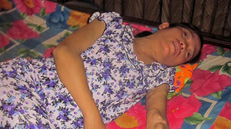 Bà Hiền cô đơn trong túp lều tranh. ẢNH: TÙNG HUYÊN