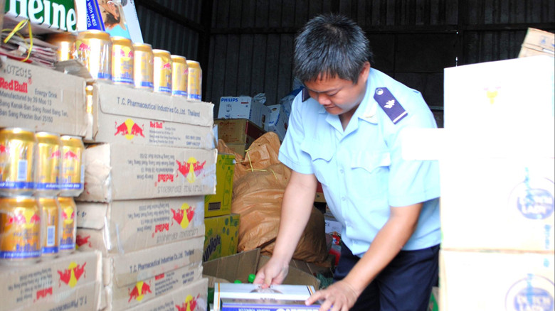 Bắt giữ thuốc lá lậu tại Lao Bảo, Quảng Trị. Ảnh: Minh Tuấn