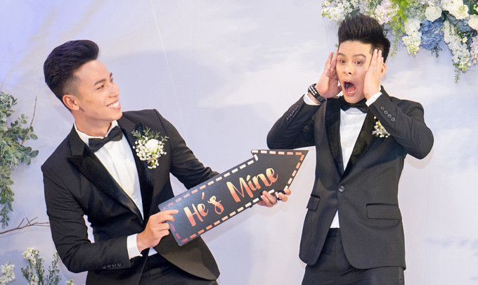 Johny Huy Trần và bạn đời đồng giới rơi nước mắt trong ngày cưới