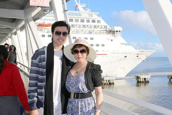 Trong thời gian yêu người tình tỷ phú Yvonne Thúy Hoàng, Vũ Hoàng Việt được trải nghiệm cuộc sống của giới thượng lưu và thường xuyên được đi vòng quanh thế giới