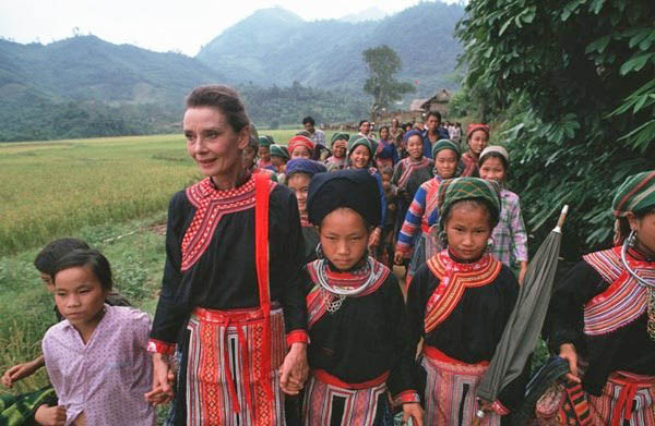 Hình ảnh xúc động của nữ minh tinh Audrey Hepburn khi đến Việt Nam