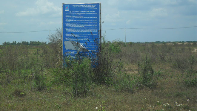 Bảng nội quy lao động rách tả tơi cùng cỏ dại. ẢNH: HÒA HỘI