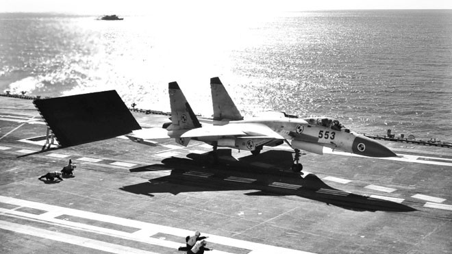 Máy bay J-15 tập luyện cất cánh trên tàu sân bay Liêu Ninh. Ảnh: Chinamil