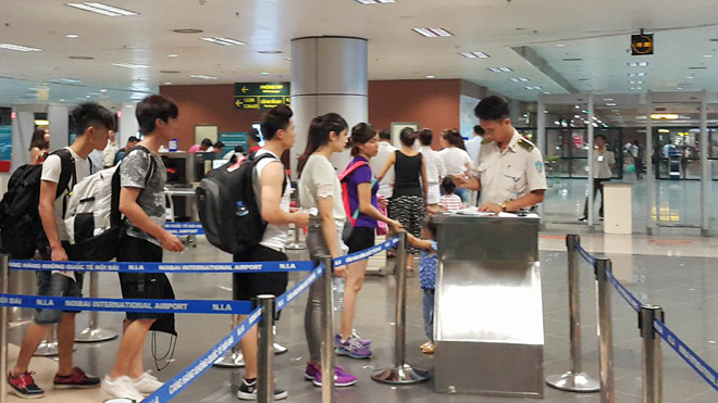 Lực lượng Hải quan kiểm tra giấy tờ tùy thân của hành khách tại sân bay. Ảnh minh họa. Nguồn: Tuấn Nguyễn