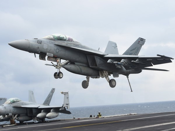 Máy bay F/A-18F Super Hornet cất cánh từ tàu sân bay USS Carl Vinson trong cuộc tập trận chung Mỹ - Hàn tại bán đảo Triều Tiên ngày 14/3/2017. Nguồn: AFP/TTXVN.