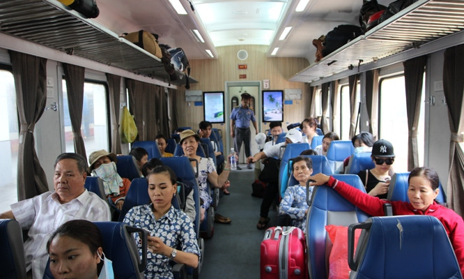 Hành khách đi tàu ngoại ô. Từ 1/6, giá vé tàu ngoại ô sẽ tăng gấp đôi.