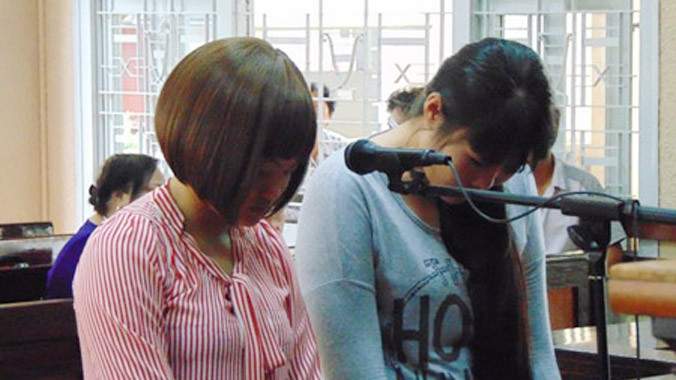 Hai bị cáo tại tòa.