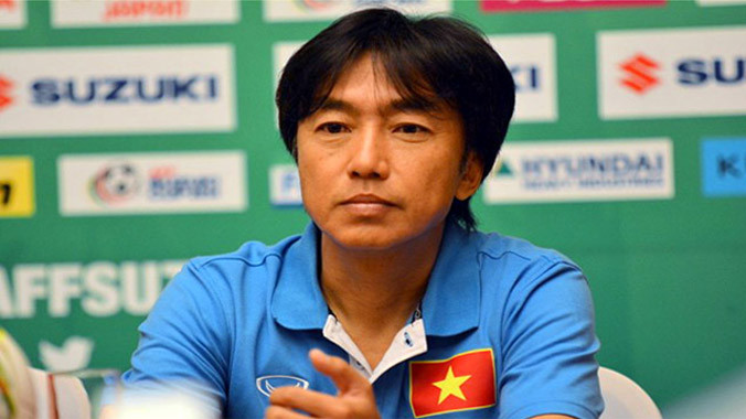 HLV Miura phát biểu trong buổi họp báo.