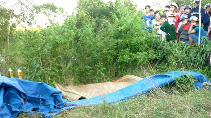 Thi thể bà Thùy được tìm thấy trong nghĩa địa. Ảnh: Kim Anh (Người Lao Động).