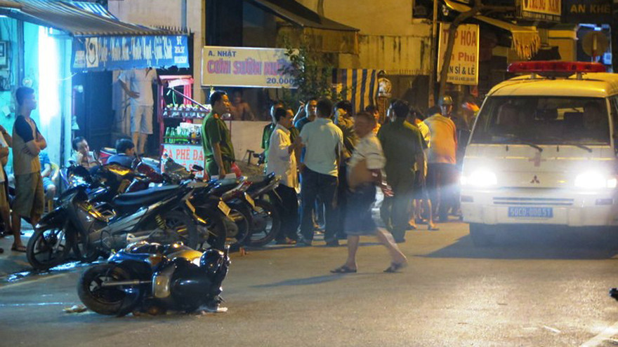 Công an khám nghiệm vụ án mạng giữa đường. Ảnh: Việt Văn.