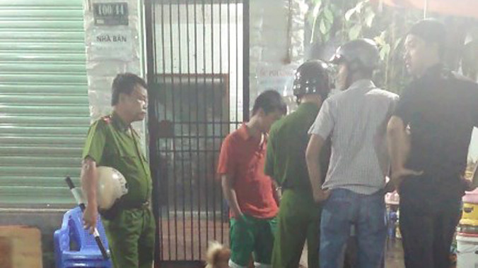 Cảnh sát bao vây bên ngoài căn nhà mà Linh đòi tự tử bằng bình gas.