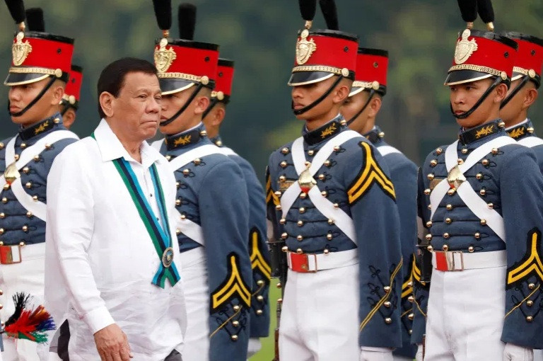 Ông Duterte không cho phép điều tra đội cận vệ vì chuyện tiêm vắc-xin Trung Quốc. (Ảnh: Reuters)