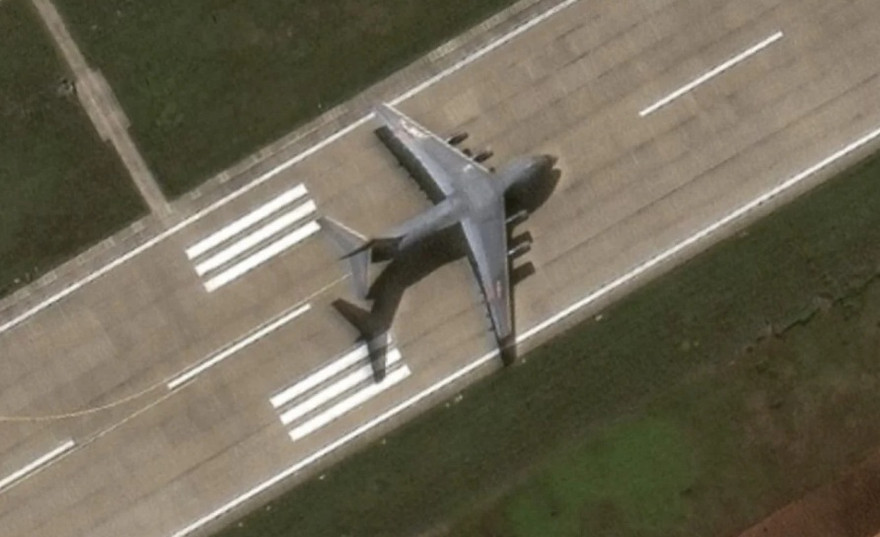 Hình ảnh chiếc Y-20 trên đá Chữ Thập