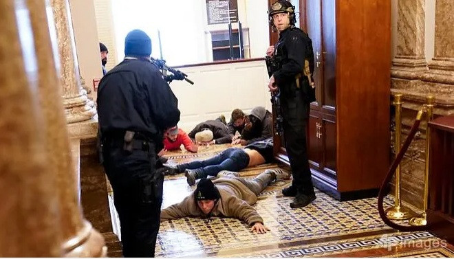 Người biểu tình xông vào trụ sở Quốc hội Mỹ bị khống chế. (Ảnh: AP)