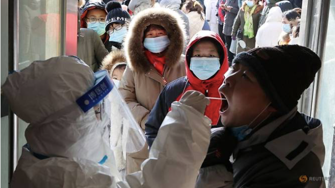 Lấy mẫu xét nghiệm COVID-19 cho người dân Thạch Gia Trang ngày 6/1. (Ảnh: Reuters)