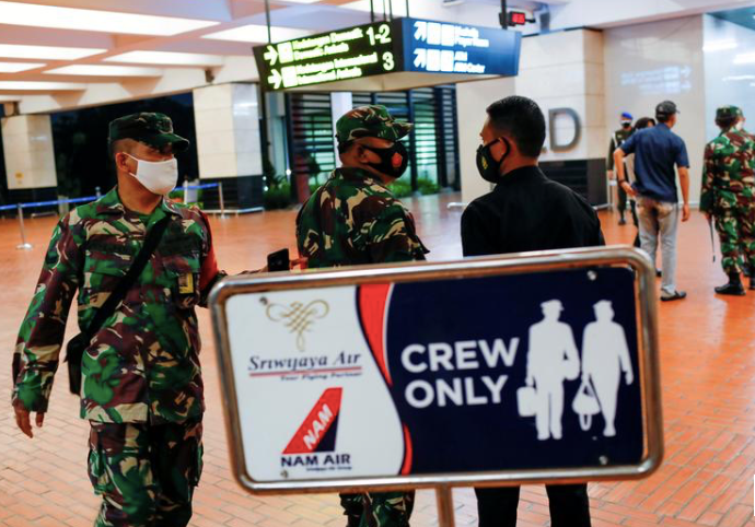 Lực lượng an ninh làm nhiệm vụ ở sân bay quốc tế Soekarno-Hatta, nơi chiếc máy bay mất tích cất cánh. (Ảnh: Reuters)