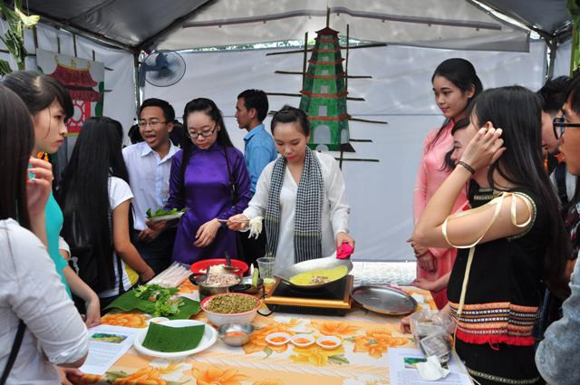 Sinh viên chế biến món bánh xèo Việt Nam.