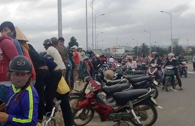 Hàng trăm người tụ tập xem lực lượng chức năng tìm kiếm nạn nhân.