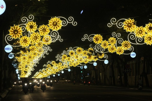 Những tuyến đường nội thành được trang hoàng rực rỡ.