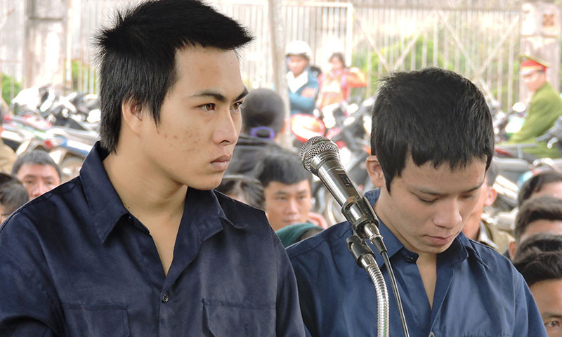 Hai bị cáo Mân (trái) và Hùng.