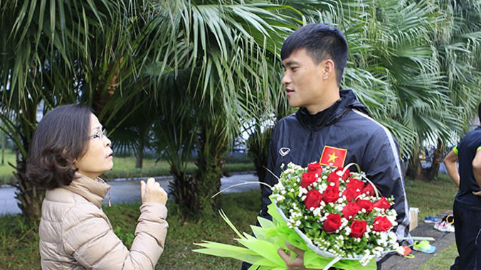 Một fan nữ lớn tuổi tặng hoa cho Công Vinh.