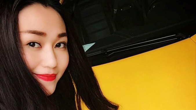 Khánh My chụp hình trong buổi thử xe.