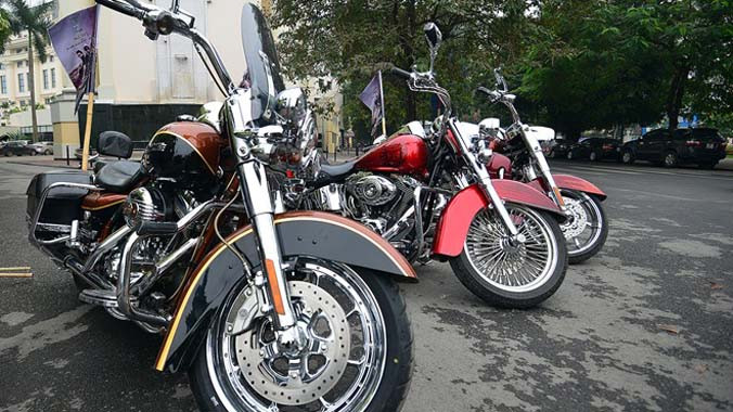 Những chiếc xe hiệu Harley-Davidson có kiểu dáng hầm hố, cá tính và mạnh mẽ cùng khoe dáng trong thời tiết giá lạnh Hà Nội.