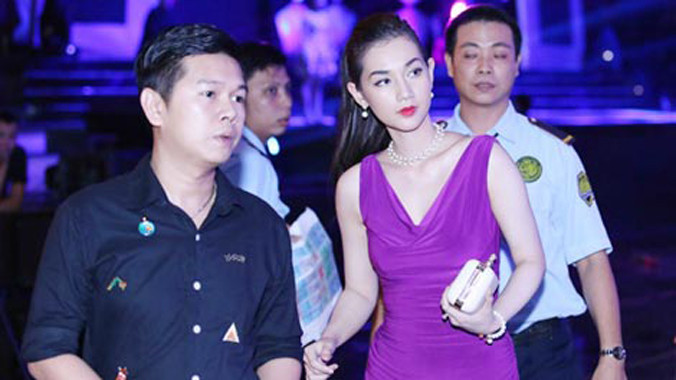 Quỳnh Chi và chồng sánh bước bên nhau trong một sự kiện. 