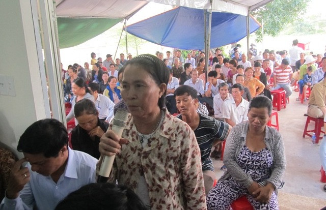 Người dân bức xúc tại buổi đối thoại.