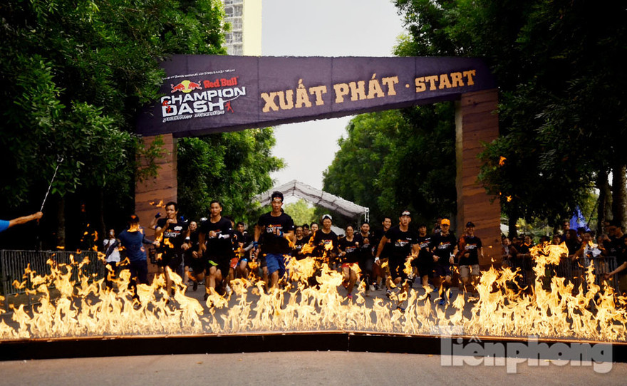 Sau nhiều lần tổ chức tại Sài Gòn, Champion Dash lần đầu tiên được tổ chức tại Ecopark (Hà Nội) thu hút khoảng 3.500 vận động viên tham dự đường đua dài khoảng 6.4km với chuỗi chướng ngại vật chỉ dành cho người tham dự từ 16 tuổi trở lên. 