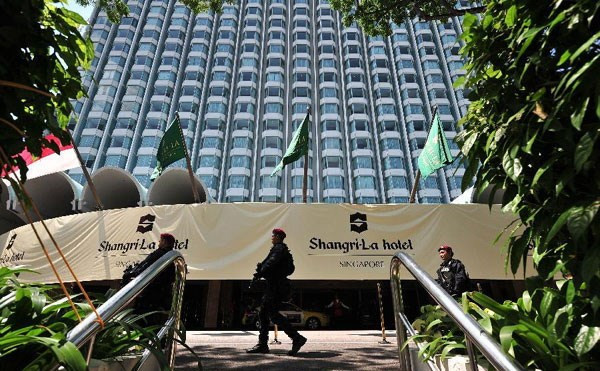 Cảnh sát canh gác bên ngoài Khách sạn Shangri-La. (Nguồn: Xinhua).